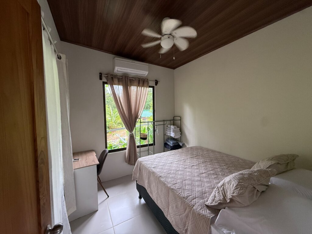 Casita Perezosa: quiet, budget-friendly casita near surf and nature