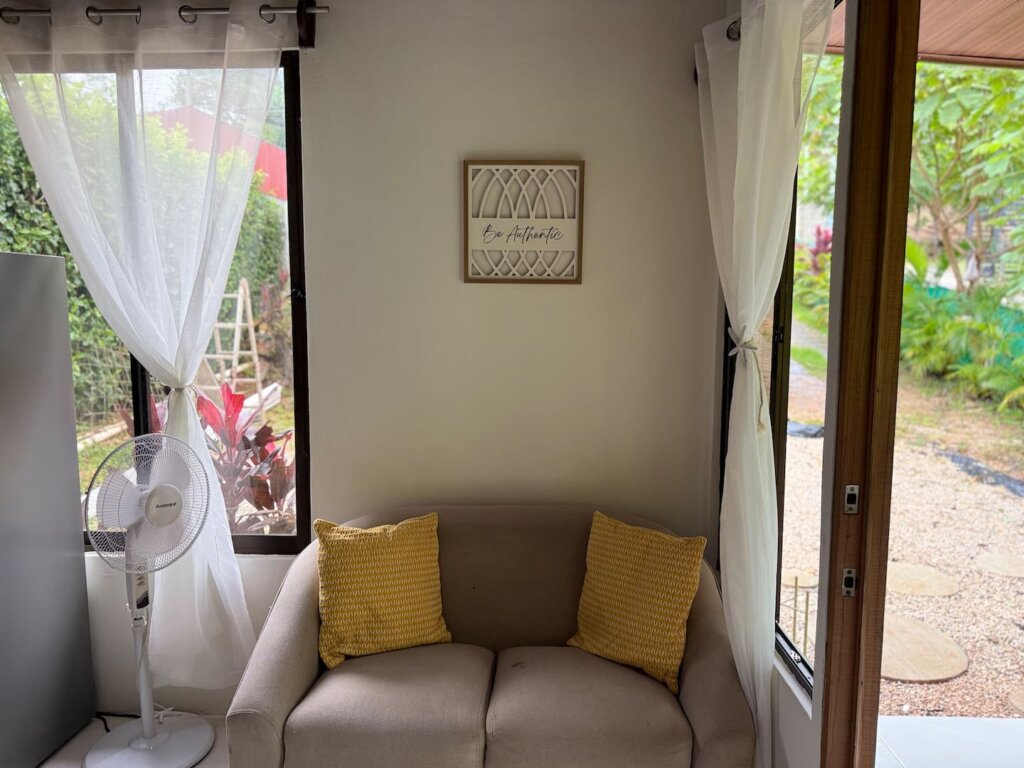 Casita Perezosa: quiet, budget-friendly casita near surf and nature