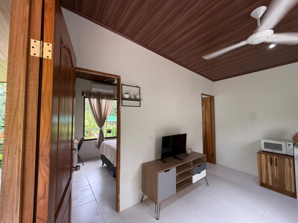 Casita Perezosa: quiet, budget-friendly casita near surf and nature