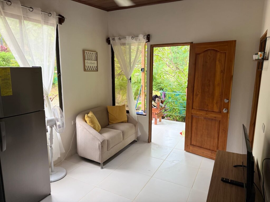 Casita Perezosa: quiet, budget-friendly casita near surf and nature