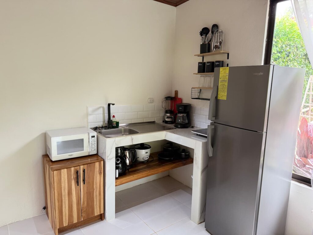 Casita Perezosa: quiet, budget-friendly casita near surf and nature