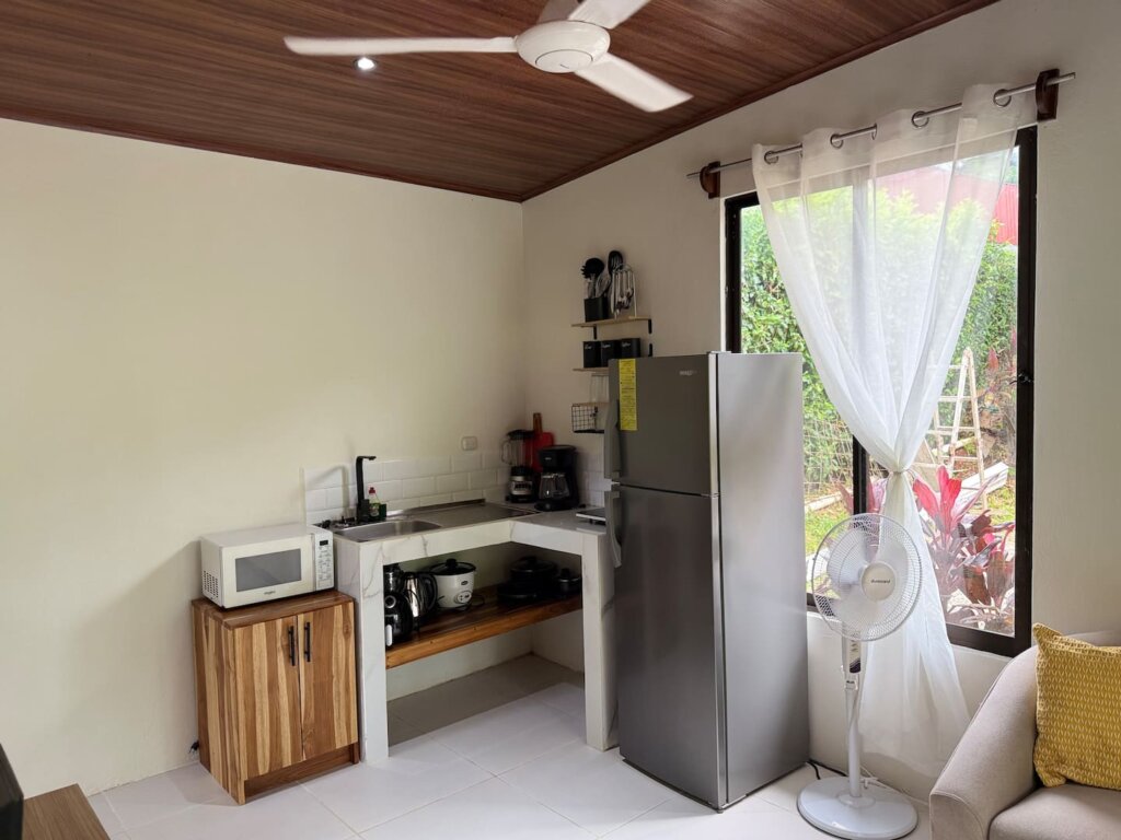 Casita Perezosa: quiet, budget-friendly casita near surf and nature