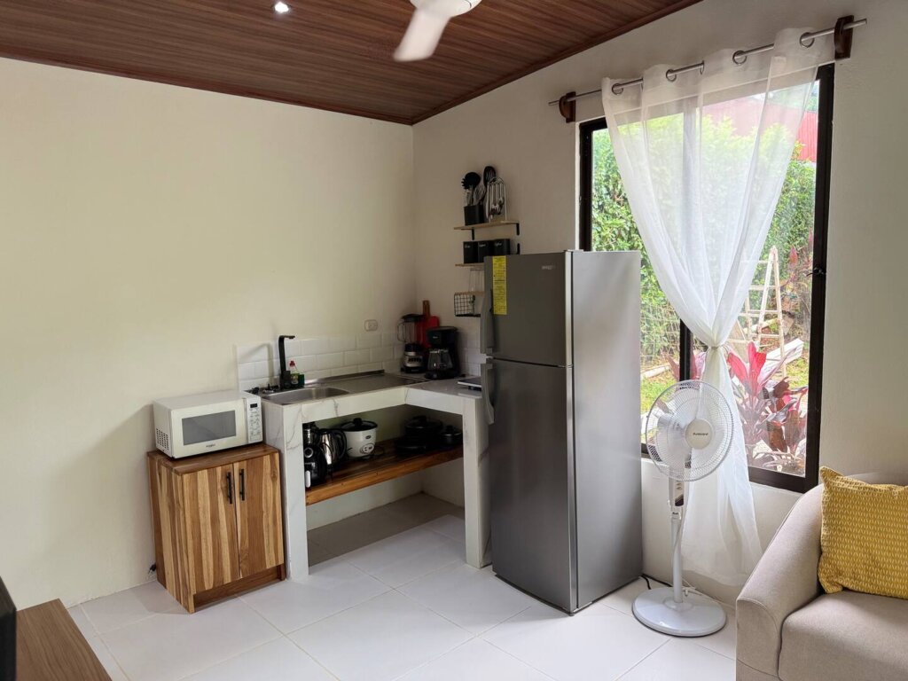Casita Perezosa: quiet, budget-friendly casita near surf and nature